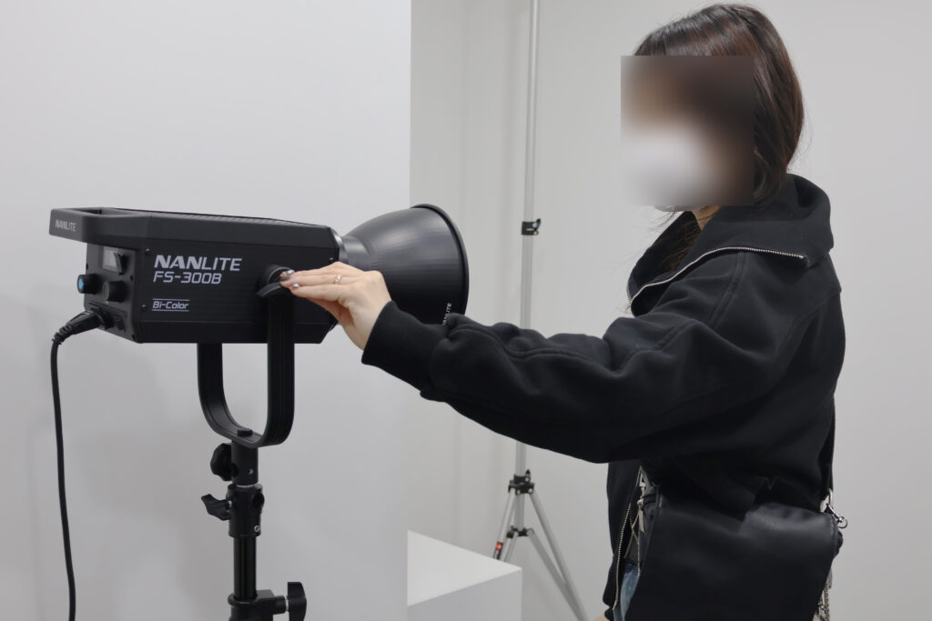 라이브커머스학원에서 수강생이 방송 세팅하는 모습