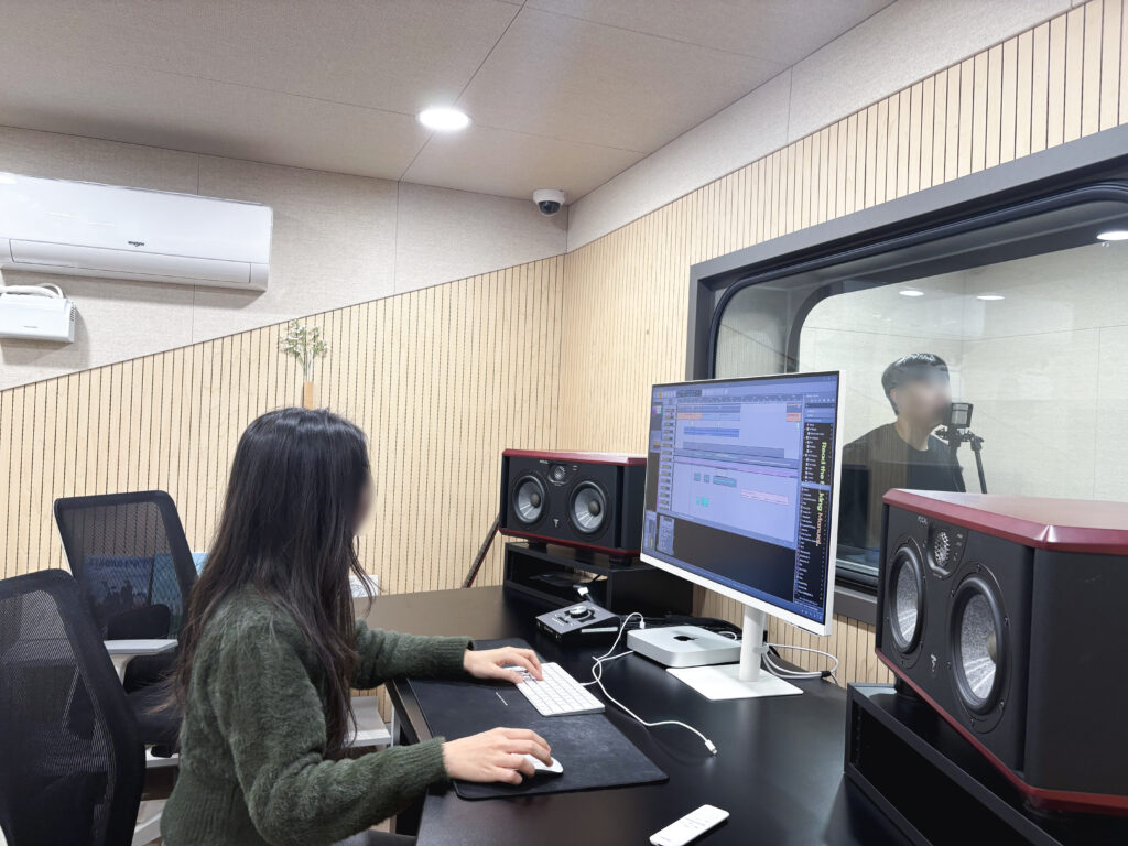 보컬학원 보컬 레슨 녹음실 수업 장면
