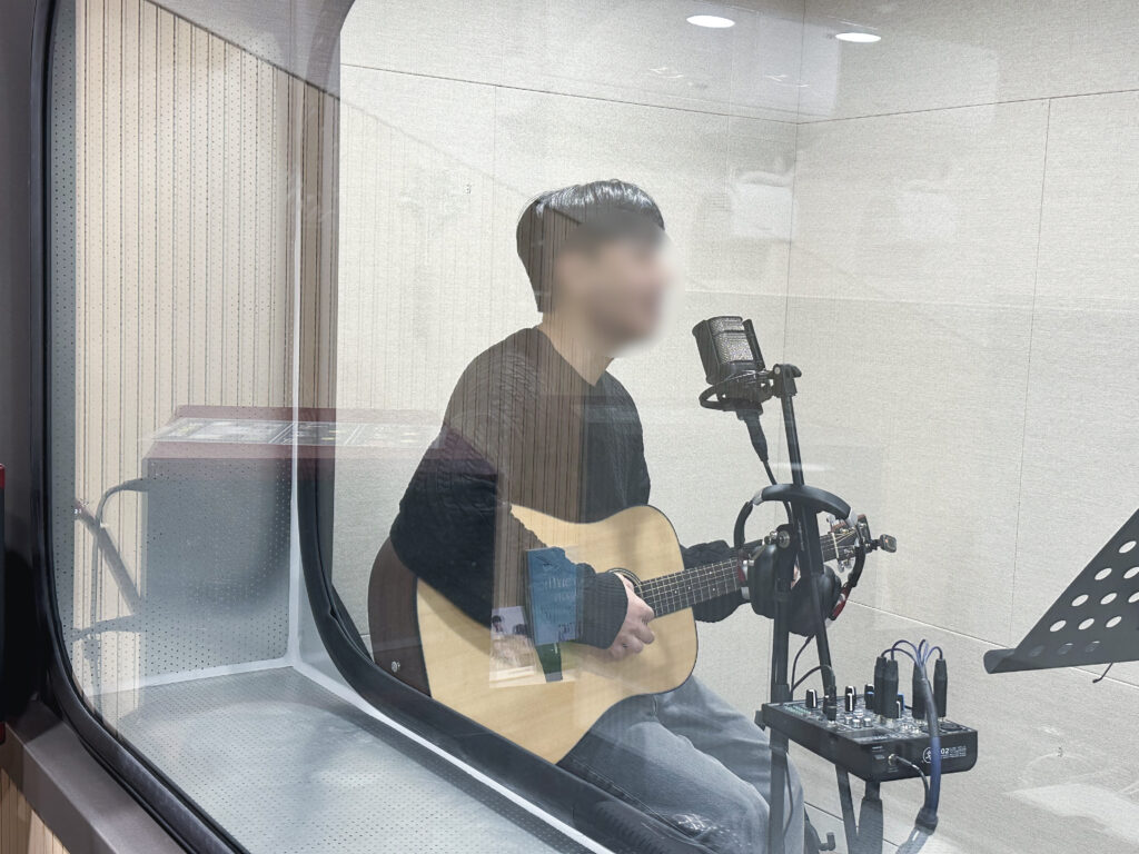 보컬학원 보컬 레슨 중 곡을 연습하는 수강생

