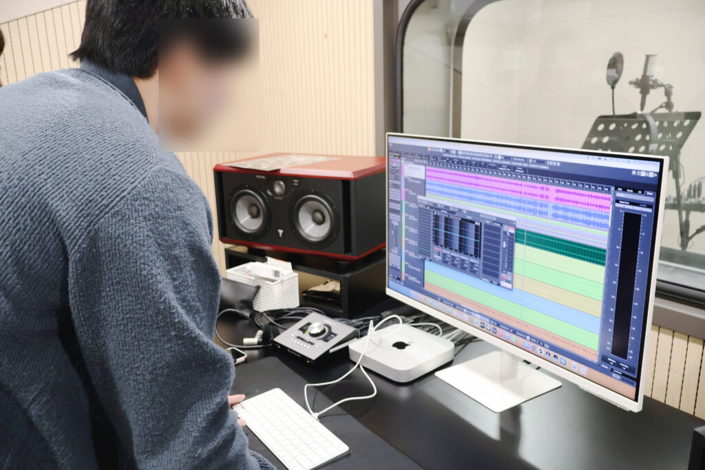 보컬학원 개인 레슨으로 진행되는 노래 수업 장면
