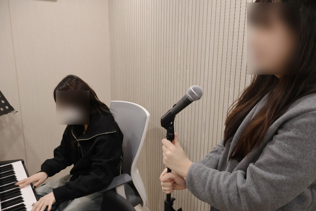 서울보컬학원에서 보컬 수업을 듣는 수강생의 모습
