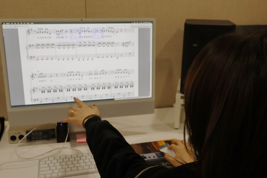 코리아엔터아카데미 보컬 트레이닝 수업에서 노래 연습을 하는 수강생