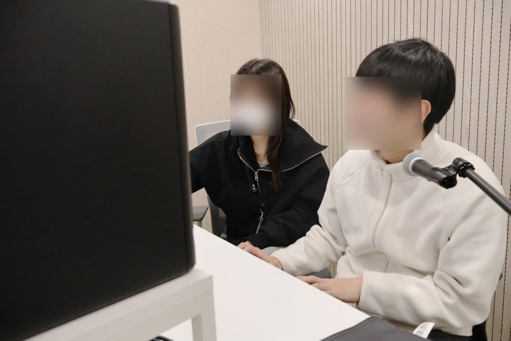 보컬 학원 연습실에서 노래 연습을 진행하는 수강생