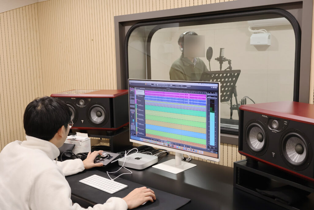 보컬 학원에서 전문 보컬 트레이닝을 받는 수강생