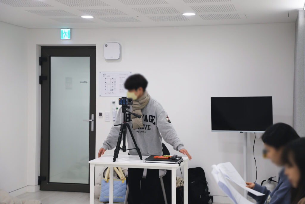 연기학원 카메라 연기 수업을 듣는 수강생 모습
