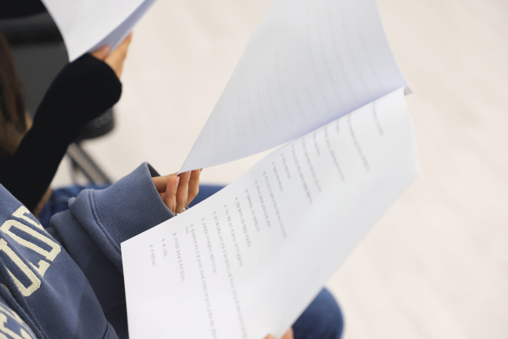 서울연기학원에서 연기 대본을 보는 수강생의 모습