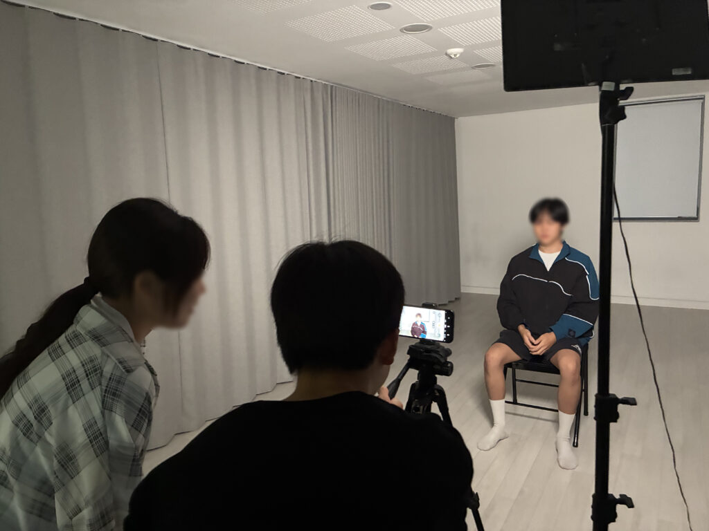 연기오디션학원에서 오디션 연습을 하는 수강생의 모습