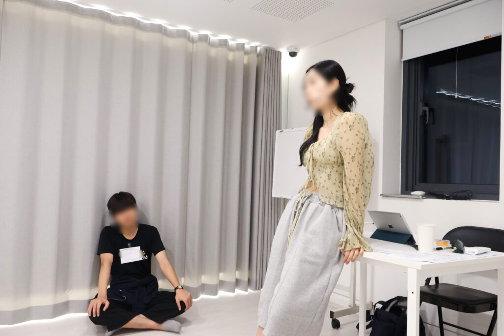 연기학원 수업에서 상황 연기를 배우는 수강생