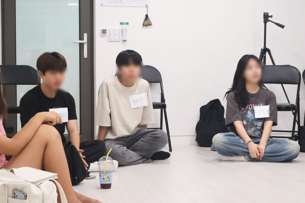 연기학원 수업에서 상황 연기를 배우는 수강생