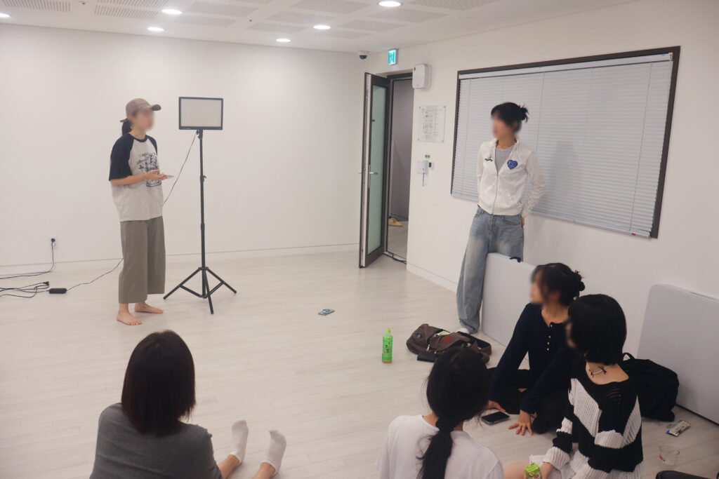 연기학원 카메라 연기 수업을 듣는 수강생 모습