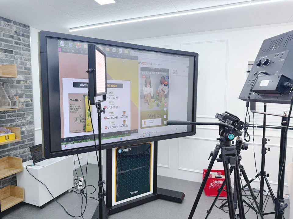 모바일 쇼호스트 학원에서 라이브커머스 진행하는 모습