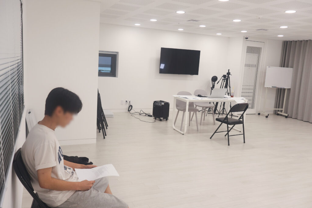 연기학원 연기 수업에서 대사 연습을 하는 모습