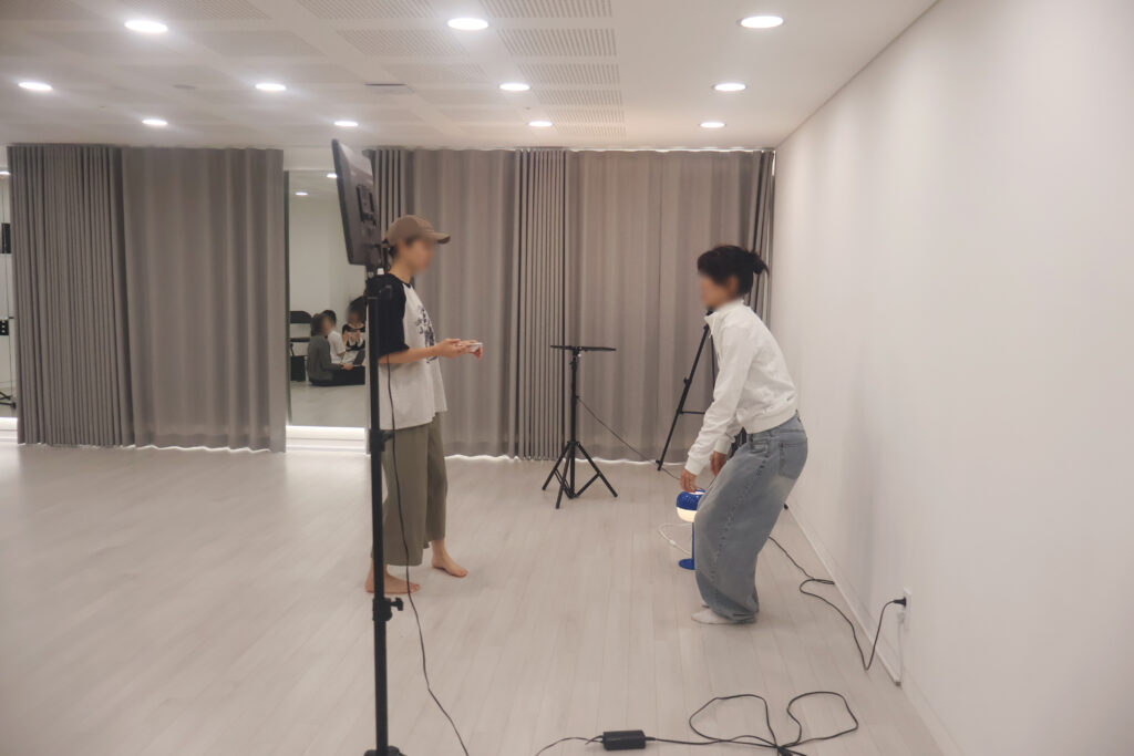 연기학원 교육 과정에서 연기 훈련을 진행하는 수강생