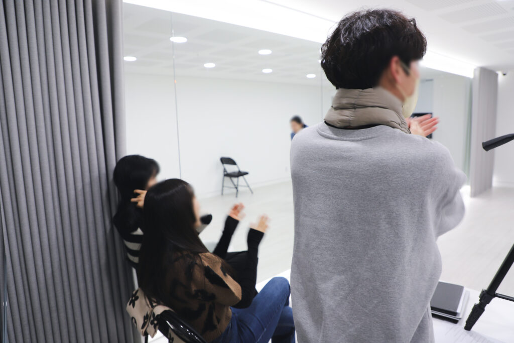 연기학원 수업에서 상황 연기를 배우는 수강생