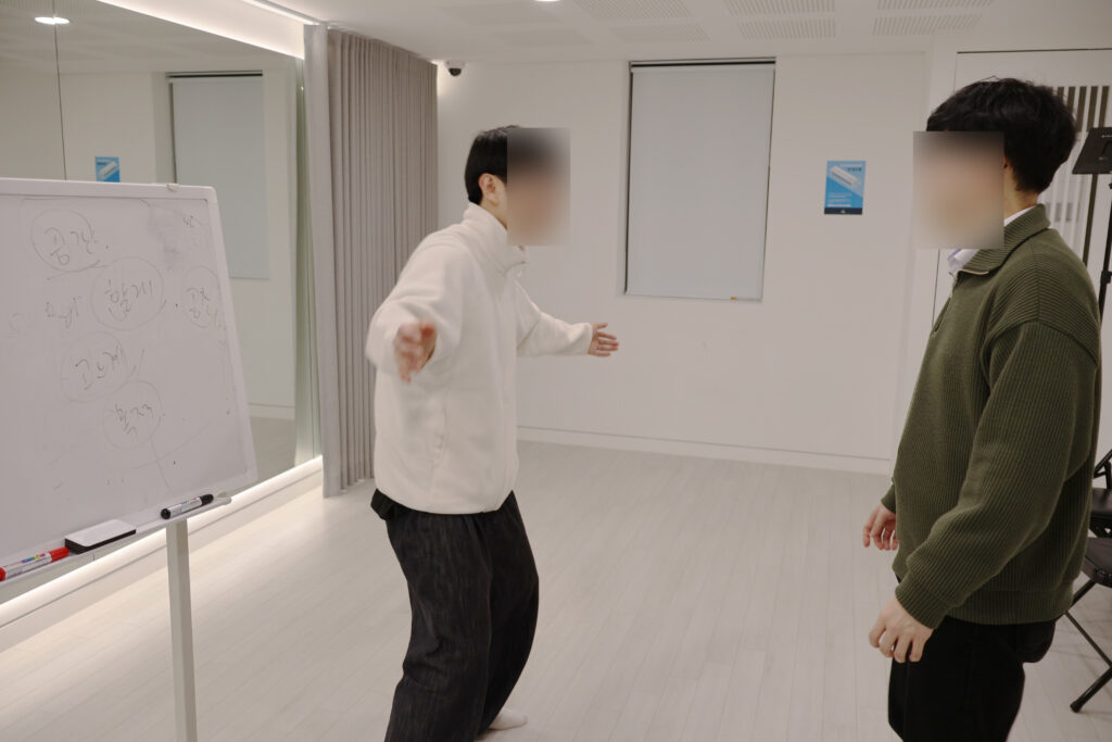 배우캐스팅학원에서 연기 수업중인 수강생들의 모습