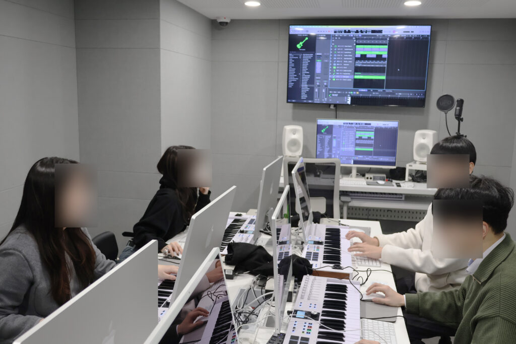 작곡학원 레슨에서 음악 제작 프로그램으로 작곡하는 모습
