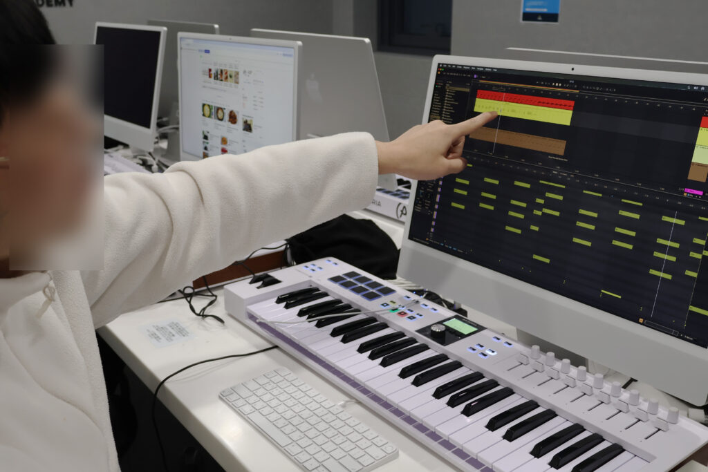 작곡학원 수업에서 음악 제작 프로그램을 사용하는 수강생 모습

