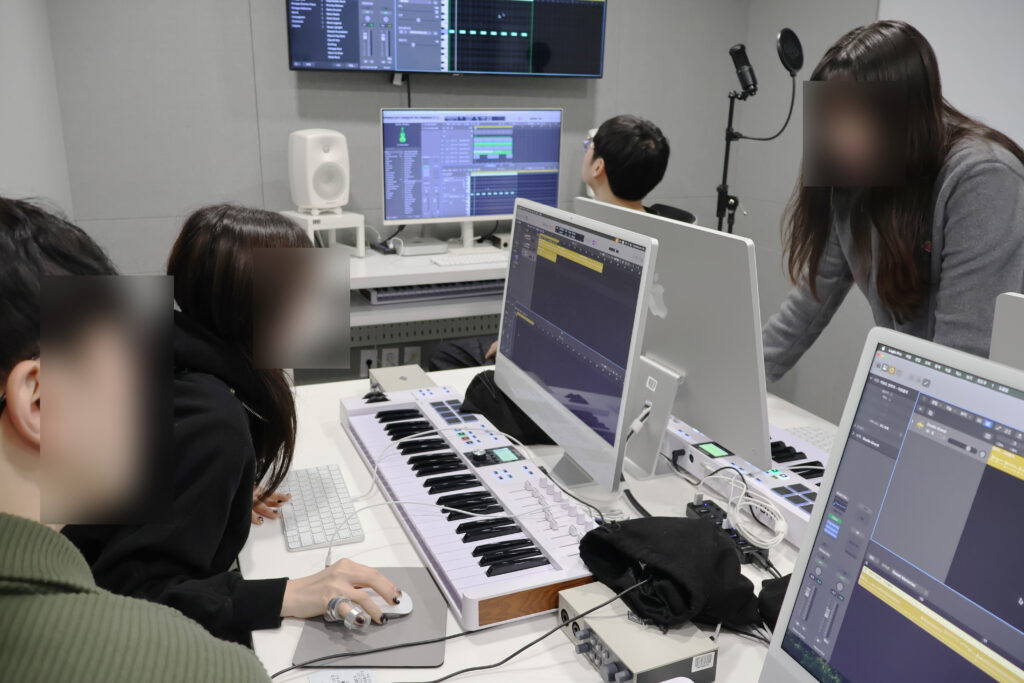 작곡학원 레슨 중인 수강생 음악 제작 수업 장면
