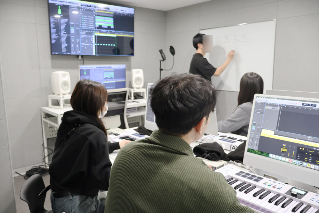 강남작곡학원 작곡 수업 중 음악 제작 프로그램 실습 장면
