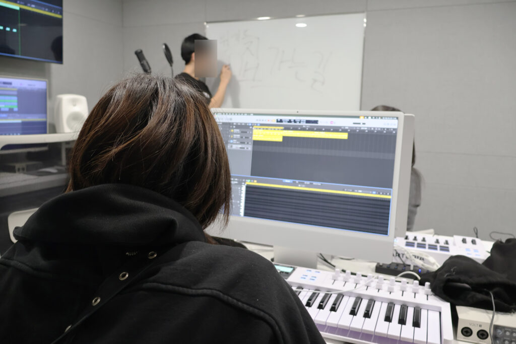 강남작곡학원에서 진행되는 작곡 레슨 음악 제작 장면
