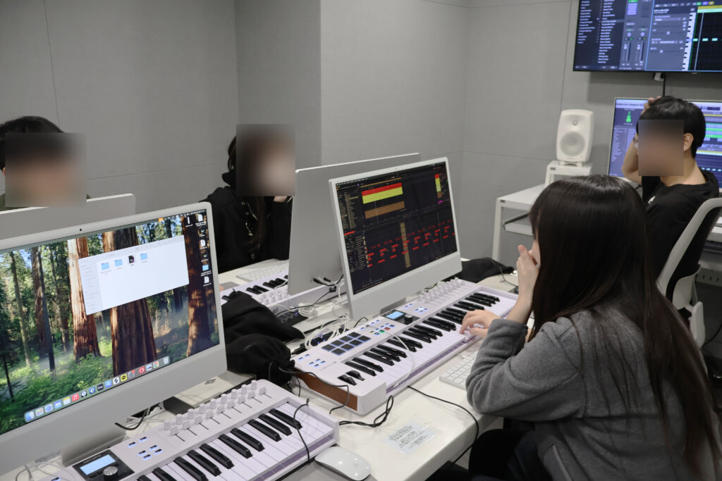 작곡학원 레슨에서 곡을 제작하는 음악 작업 모습
