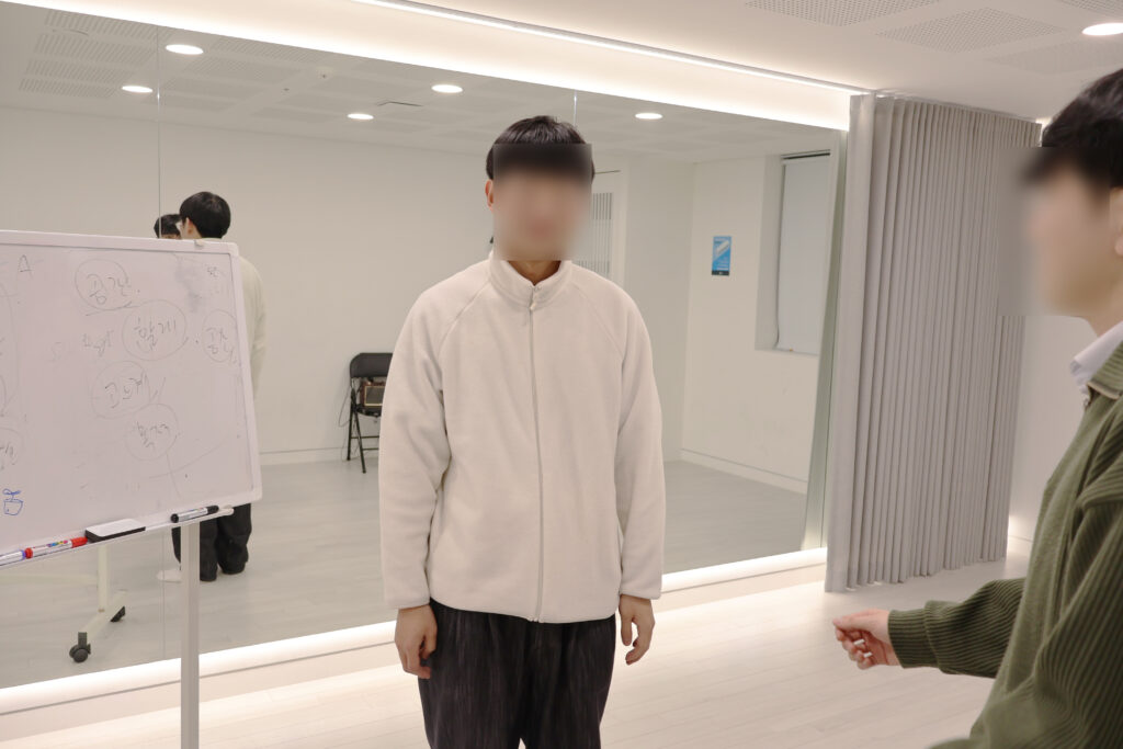 강남방송연기학원에서 수업을 진행하는 수강생의 모습