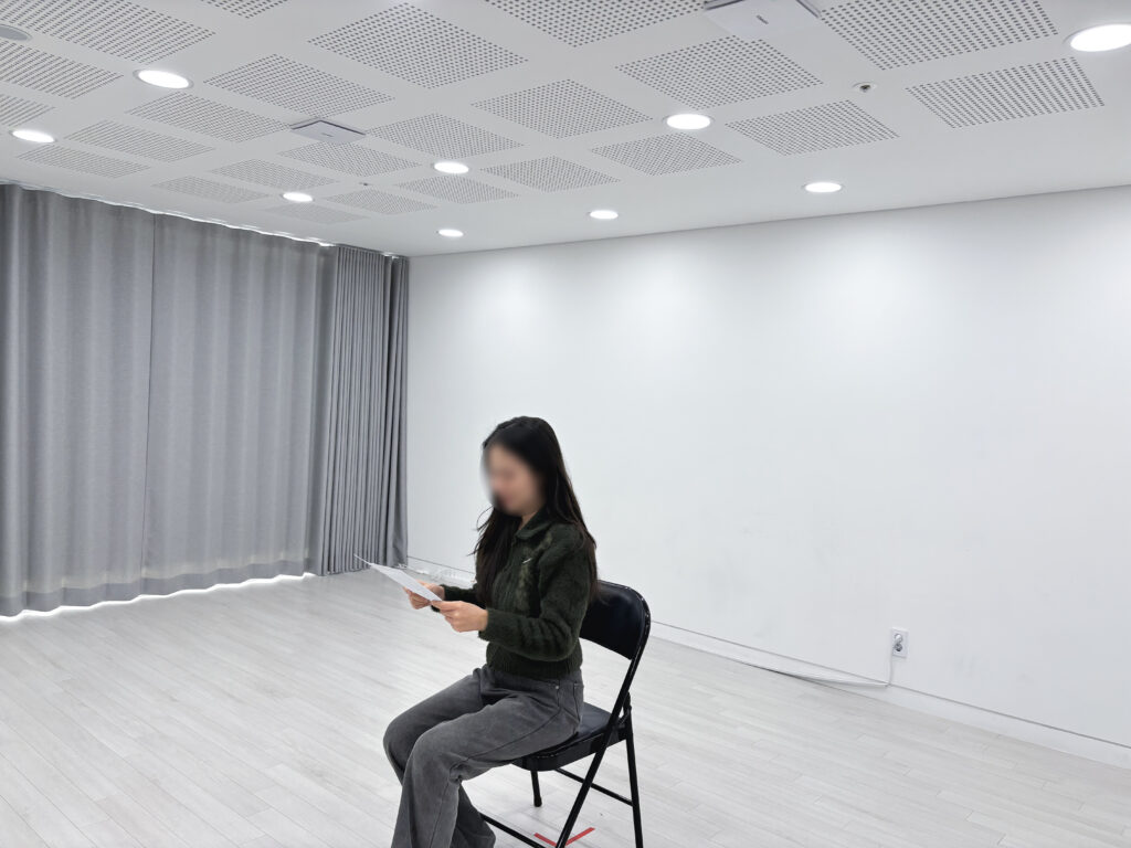 서울성인연기학원에서 연기를 배우고 있는 수강생의 모습