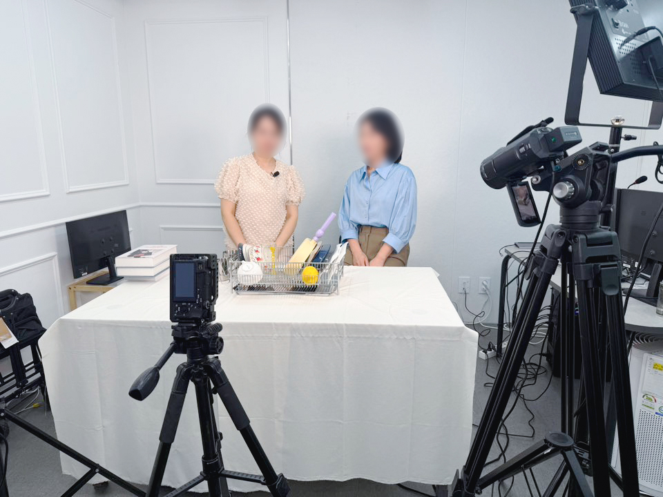 라이브커머스쇼호스트 방송 진행을 하는 모습