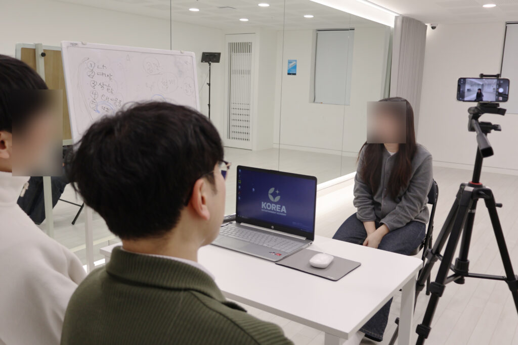 쇼호스트아카데미에서 라이브 방송 관련 수업을 진행하는 수강생의 모습