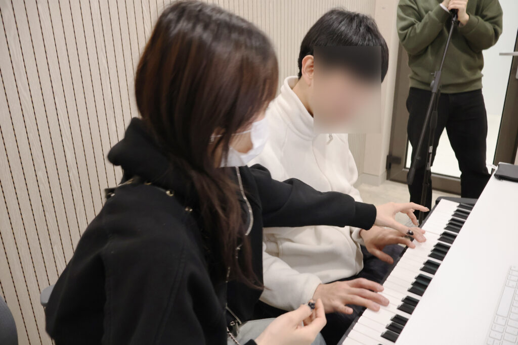취미보컬트레이닝 학원에서 레슨을 받고 있는 수강생의 모습