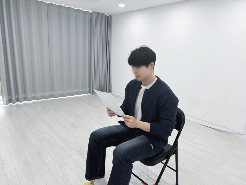 배우연기학원에서 대본 리딩을 하고 있는 수강생의 모습