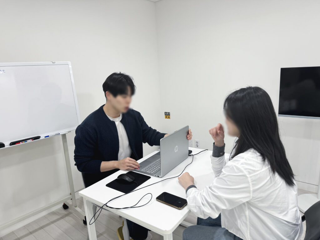 방송연기학원에서 연기 피드백을 받고 있는 수강생의 모습