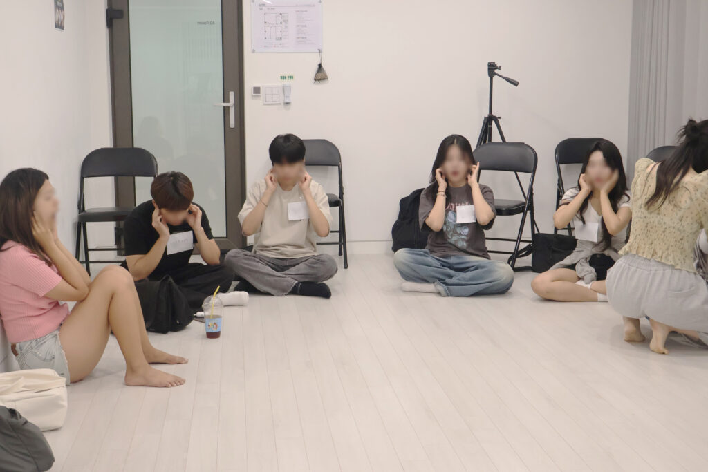 연기아카데미에서 연기 단체 수업을 진행하는 수강생들의 모습
