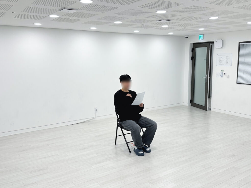 강남배우학원에서 대본 리딩중인 수강생의 모습