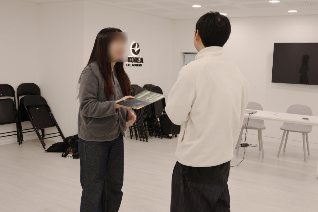 강남연기학원에서 연기 수업을 진행하는 수강생들의 모습