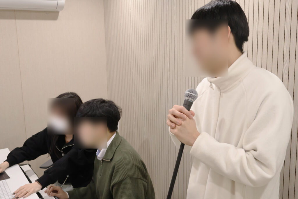 강남보컬학원에서 노래 연습을 하는 수강생의 모습